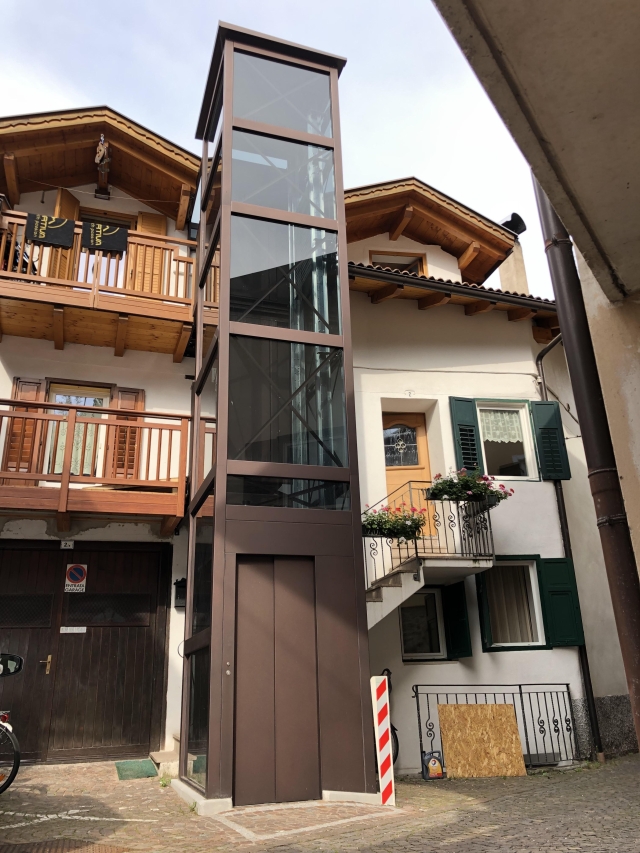 Ascensore elettrico esterno panoramico in villetta privata a Predazzo, Trento