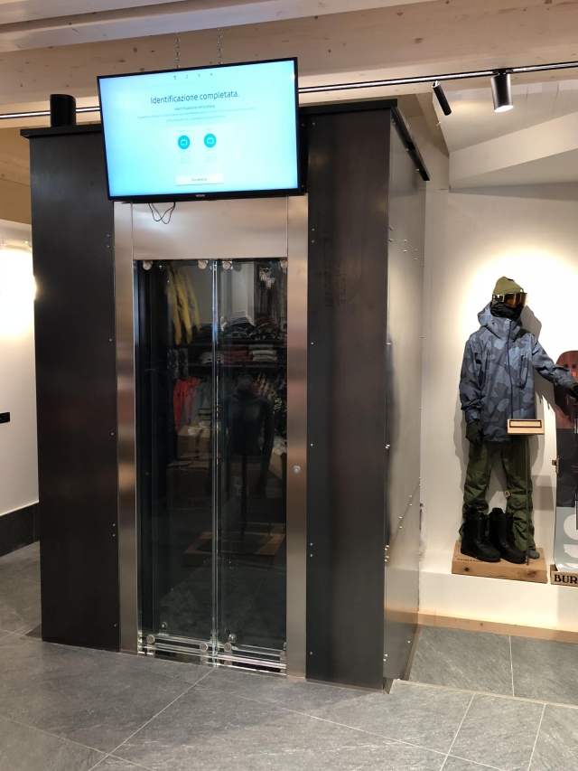 Miniascensore elettrico interno per un negozio a Madonna di Campiglio, Trento
